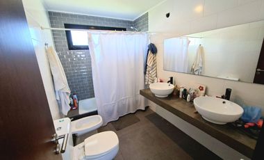 Casa de tres dormitorios con parque y pileta