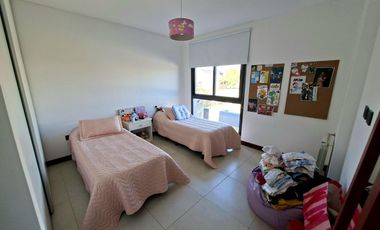 Casa de tres dormitorios con parque y pileta