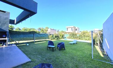 Casa de tres dormitorios con parque y pileta