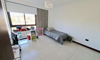 Casa de tres dormitorios con parque y pileta