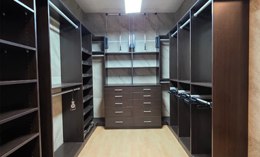 RESIDENCIA EN VENTA 2 PLANTAS, 4 RECÁMARAS, 4.5 BAÑOS. COCHERA PARA 4 AUTOS
