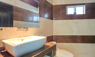 RESIDENCIA EN RENTA 2 PLANTAS, 4 RECÁMARAS, 4.5 BAÑOS. COCHERA PARA 4 AUTOS
