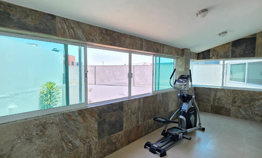 RESIDENCIA EN RENTA 2 PLANTAS, 4 RECÁMARAS, 4.5 BAÑOS. COCHERA PARA 4 AUTOS