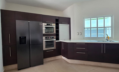 RESIDENCIA EN RENTA 2 PLANTAS, 4 RECÁMARAS, 4.5 BAÑOS. COCHERA PARA 4 AUTOS