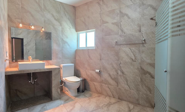 RESIDENCIA EN RENTA 2 PLANTAS, 4 RECÁMARAS, 4.5 BAÑOS. COCHERA PARA 4 AUTOS