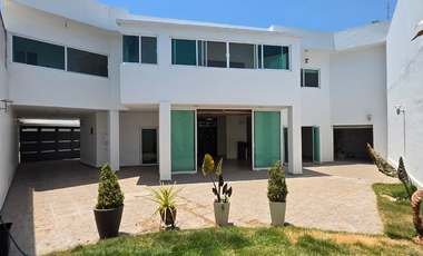 RESIDENCIA EN RENTA 2 PLANTAS, 4 RECÁMARAS, 4.5 BAÑOS. COCHERA PARA 4 AUTOS