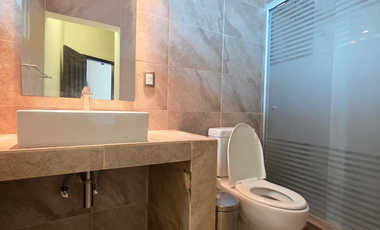 RESIDENCIA EN RENTA 2 PLANTAS, 4 RECÁMARAS, 4.5 BAÑOS. COCHERA PARA 4 AUTOS