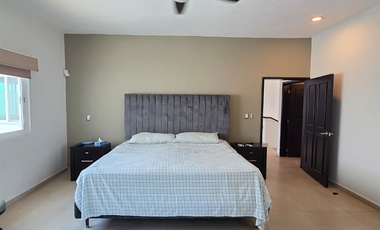 RESIDENCIA EN RENTA 2 PLANTAS, 4 RECÁMARAS, 4.5 BAÑOS. COCHERA PARA 4 AUTOS