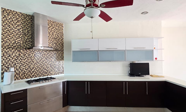 RESIDENCIA EN RENTA 2 PLANTAS, 4 RECÁMARAS, 4.5 BAÑOS. COCHERA PARA 4 AUTOS