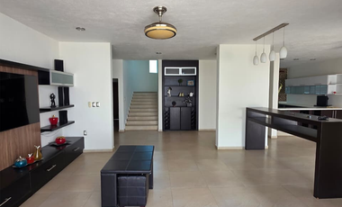 RESIDENCIA EN RENTA 2 PLANTAS, 4 RECÁMARAS, 4.5 BAÑOS. COCHERA PARA 4 AUTOS