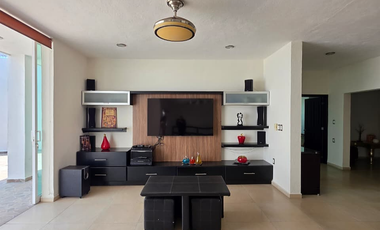 RESIDENCIA EN RENTA 2 PLANTAS, 4 RECÁMARAS, 4.5 BAÑOS. COCHERA PARA 4 AUTOS