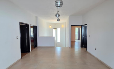RESIDENCIA EN RENTA 2 PLANTAS, 4 RECÁMARAS, 4.5 BAÑOS. COCHERA PARA 4 AUTOS