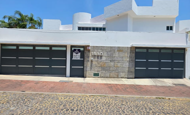 RESIDENCIA EN RENTA 2 PLANTAS, 4 RECÁMARAS, 4.5 BAÑOS. COCHERA PARA 4 AUTOS