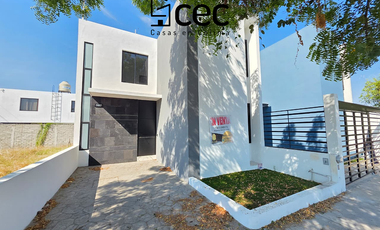 CASA EN VENTA 2 PLANTAS, 3 RECÁMARAS, 2.5 BAÑOS, COCHERA PARA 1 AUTO