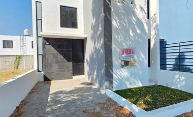 CASA EN VENTA 2 PLANTAS, 3 RECÁMARAS, 2.5 BAÑOS, COCHERA PARA 1 AUTO