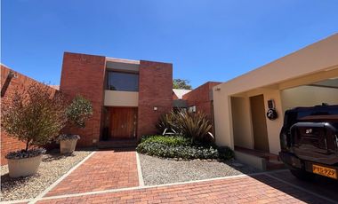 Casa residencial amoblada  en Guaymarar conjunto cerrado  005-R