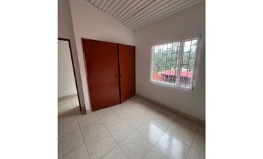 Se arrienda casa en la esmeralda