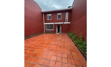Se arrienda casa en la esmeralda