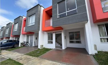 SE ARRIENDA CASA EN CONJUNTO CERRADO VIA LA TEBAIDA