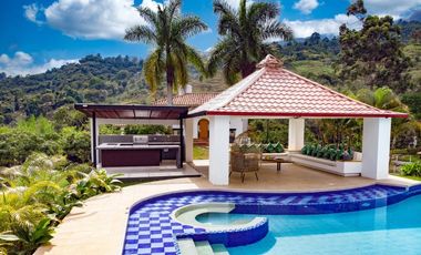 FINCA EN VENTA SILVANIA, DOS CASAS, PISCINA, CAPILLA