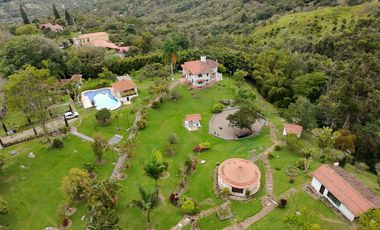 FINCA EN VENTA SILVANIA, DOS CASAS, PISCINA, CAPILLA