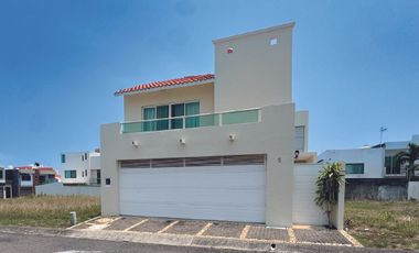 CASA CERCA DEL PARQUE EN VENTA EN LOMAS RESIDENCIAL