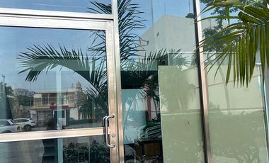Renta local comercial en plaza