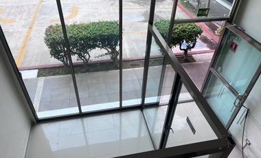 Renta local comercial en plaza