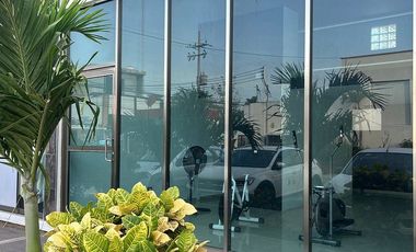 Renta local comercial en plaza