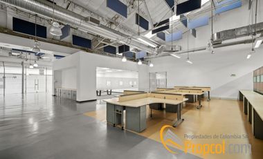Se Arrienda Oficina Amoblada en La Floresta Outlet ofi 202 , Bogota