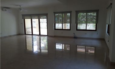 SE VENDE CASA EN PH SENDEROS - CAMINO DE CRUCES - CLAYTON