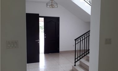 SE VENDE CASA EN PH SENDEROS - CAMINO DE CRUCES - CLAYTON