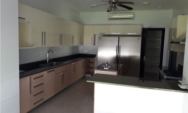 SE VENDE CASA EN PH SENDEROS - CAMINO DE CRUCES - CLAYTON