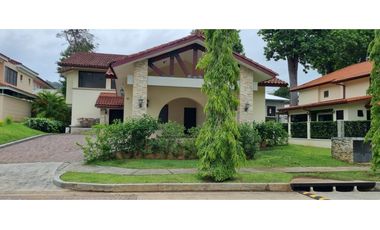 SE VENDE CASA EN PH SENDEROS - CAMINO DE CRUCES - CLAYTON