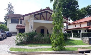 SE VENDE CASA EN PH SENDEROS - CAMINO DE CRUCES - CLAYTON