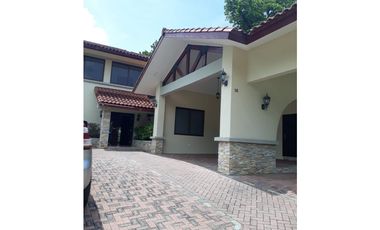 SE VENDE CASA EN PH SENDEROS - CAMINO DE CRUCES - CLAYTON