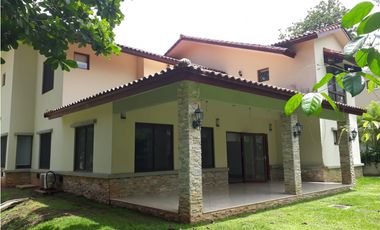 SE VENDE CASA EN PH SENDEROS - CAMINO DE CRUCES - CLAYTON