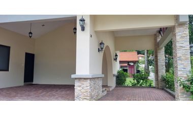 SE VENDE CASA EN PH SENDEROS - CAMINO DE CRUCES - CLAYTON