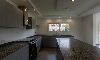 casa a estrenar de 5 ambientes en venta