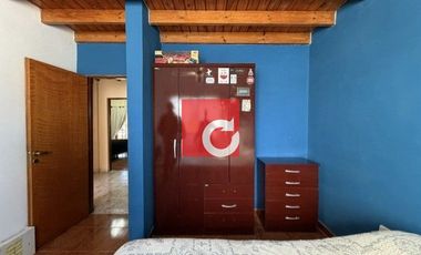 Venta de Casa de 3 Dormitorios + Cochera para 3 Autos y Quincho con Jardin.-