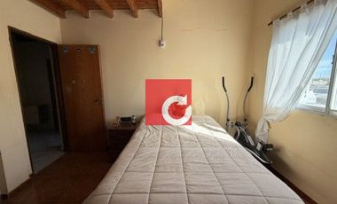 Venta de Casa de 3 Dormitorios + Cochera para 3 Autos y Quincho con Jardin.-