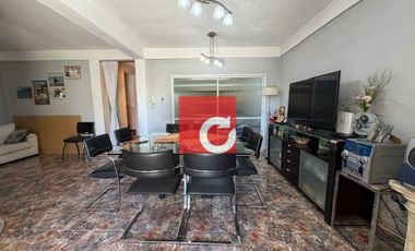 Venta de Casa de 3 Dormitorios + Cochera para 3 Autos y Quincho con Jardin.-