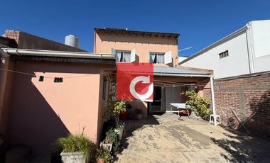 Venta de Casa de 3 Dormitorios + Cochera para 3 Autos y Quincho con Jardin.-