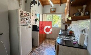 Venta de Casa de 3 Dormitorios + Cochera para 3 Autos y Quincho con Jardin.-