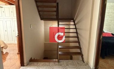 Venta de Casa de 3 Dormitorios + Cochera para 3 Autos y Quincho con Jardin.-