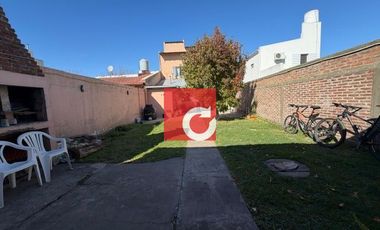 Venta de Casa de 3 Dormitorios + Cochera para 3 Autos y Quincho con Jardin.-