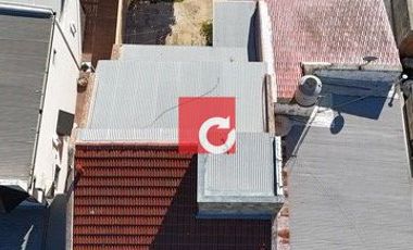 Venta de Casa de 3 Dormitorios + Cochera para 3 Autos y Quincho con Jardin.-