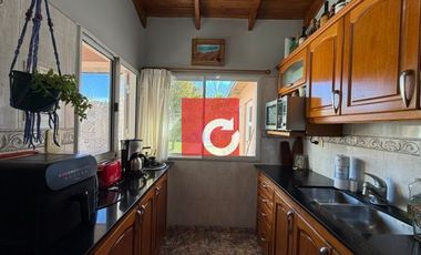 Venta de Casa de 3 Dormitorios + Cochera para 3 Autos y Quincho con Jardin.-