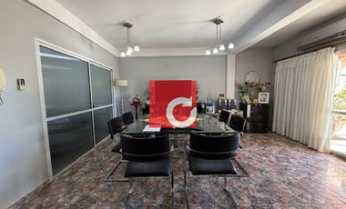 Venta de Casa de 3 Dormitorios + Cochera para 3 Autos y Quincho con Jardin.-