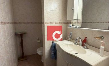 Venta de Casa de 3 Dormitorios + Cochera para 3 Autos y Quincho con Jardin.-
